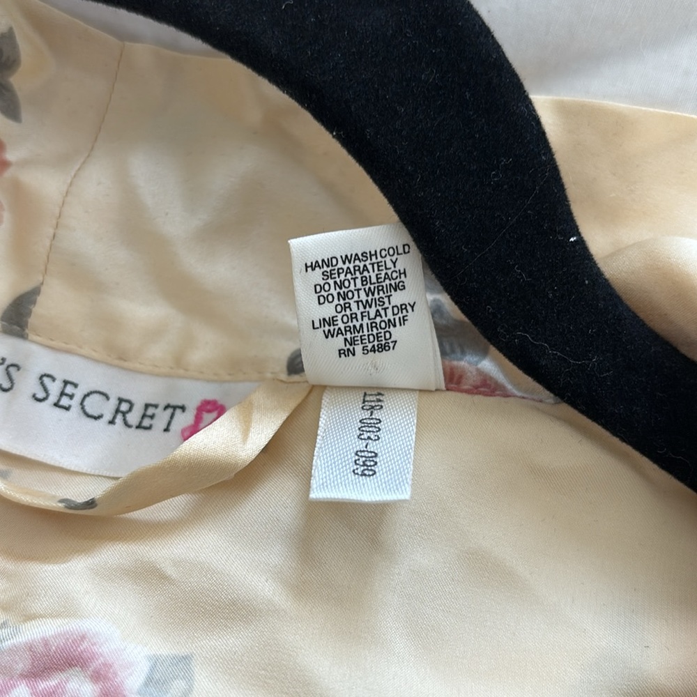 Victoria Secret SILK ROBE SZ M NWOT WITH POCKETS - Picture 5 of 8